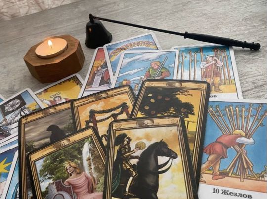 Рибам — «Король Мечів», Стрільцям — «Імператриця», а Близнюкам — «Сонце»: Таро-прогноз та поради карт на 2 травня