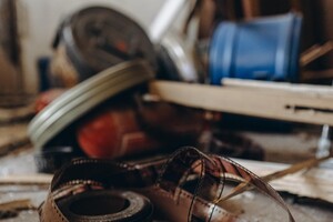 Российская атака разрушила Одесскую киностудию: уничтожены декорации к фильму "Довженко"