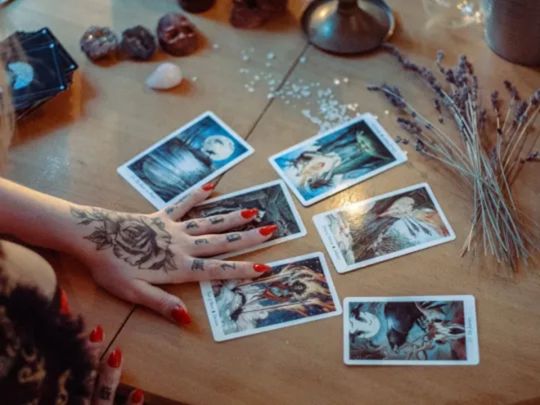 Близнюкам — «Королева Пентаклів», Терезам — «Сонце», а Стрільцям — «Маг»: Таро-прогноз та поради карт на 17 червня