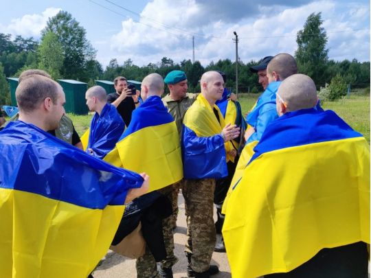 Катування українських військовополонених: на тілі захисника кати випалили напис «слава россии»