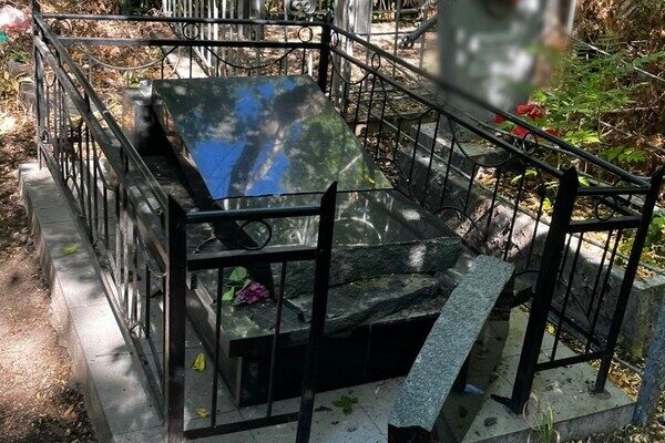 В Одессе на одном из кладбищ повредили памятники