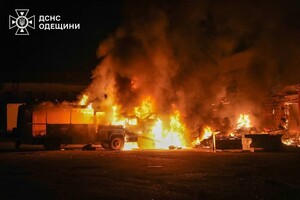 Уничтоженные автомобили, гибель охранника и пожары: последствия ночного обстрела Одессы (обновлено)