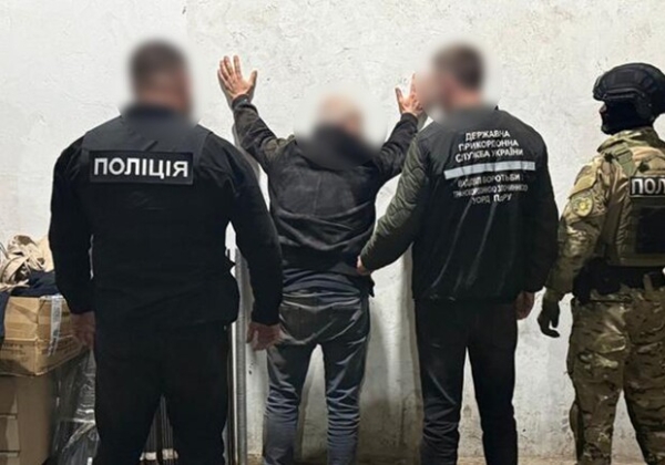 Планировал доставить в Европу 15 килограммов героина: в Одессе задержали наркокурьера