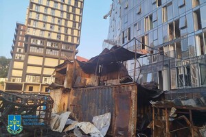 Уничтоженные автомобили, гибель охранника и пожары: последствия ночного обстрела Одессы (обновлено)