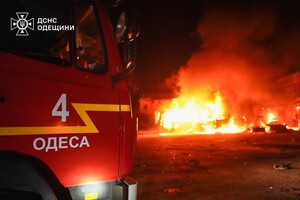 Уничтоженные автомобили, гибель охранника и пожары: последствия ночного обстрела Одессы (обновлено)