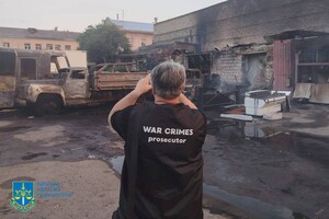 Уничтоженные автомобили, гибель охранника и пожары: последствия ночного обстрела Одессы (обновлено)
