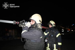 Уничтоженные автомобили, гибель охранника и пожары: последствия ночного обстрела Одессы (обновлено)