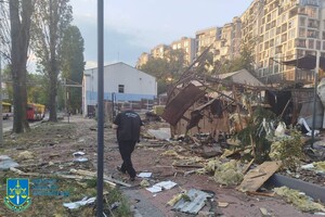 Уничтоженные автомобили, гибель охранника и пожары: последствия ночного обстрела Одессы (обновлено)