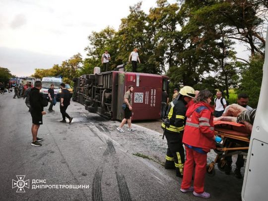 Пекло на трасі: двоповерховий автобус перекинувся на Дніпропетровщині, десятки постраждалих (фото)