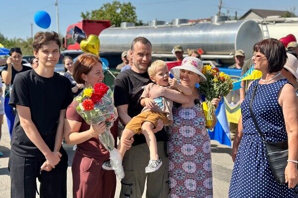 Впервые обнял маленького сына: в Одесскую область вернулся последний из пленных защитников Змеиного