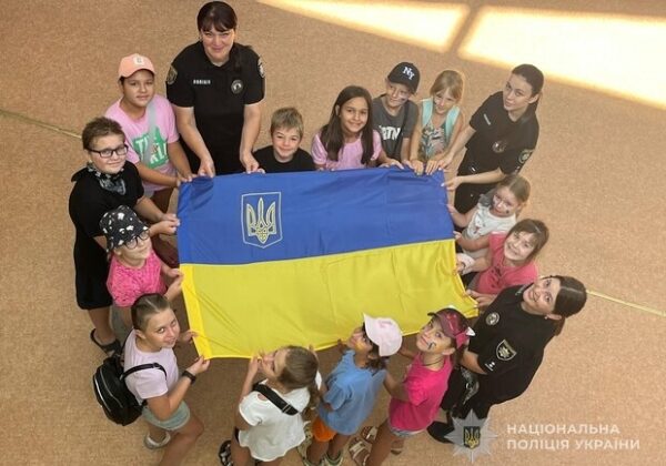 В Измаиле полицейские провели патриотическую встречу с детьми ко Дню Государственного Флага Украины В Измаиле полицейские провели патриотическую встречу с детьми ко Дню Государственного Флага Украины