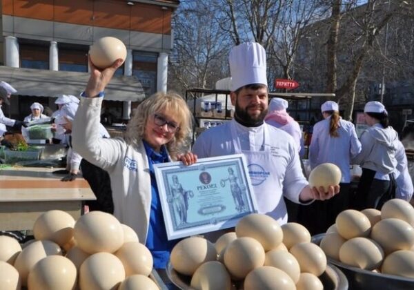 В Одесской области сварили 2 тонны зеленого борща из 100 страусиных яиц и установили национальный рекорд В Одесской области сварили 2 тонны зеленого борща из 100 страусиных яиц и установили национальный рекорд