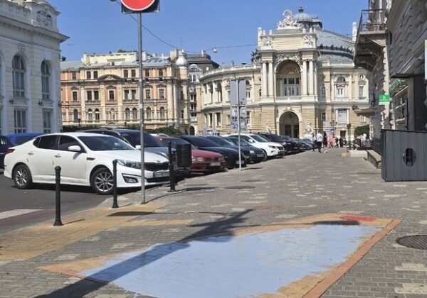 В Одессе закрасили арт-объект "Тень Пушкина": фотоотчет