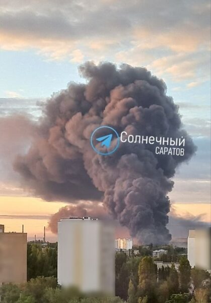 Безпілотники влаштували запальну ніч у&nbsp;Саратові: горить НПЗ (фото, відео)