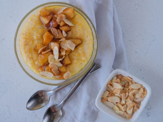 Кукурудзяна каша з&nbsp;карамелізованими яблуками: ідеальний варіант на&nbsp;сніданок