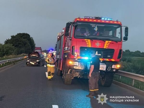 На&nbsp;Львівщині компанія молоді розбилася на&nbsp;автомобілі з&nbsp;підлітком за&nbsp;кермом: є&nbsp;жертви (фото)