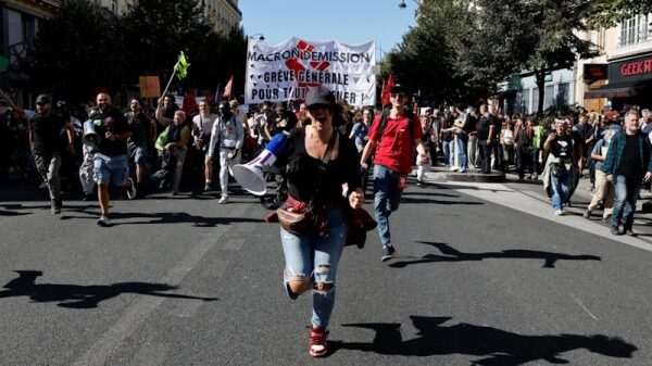 Франция парализована забастовками против бюджетных сокращений