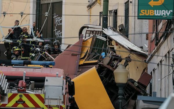 Смертельна троща в&nbsp;Лісабоні: фунікулер врізався в&nbsp;будівлю, багато загиблих (фото та&nbsp;відео)