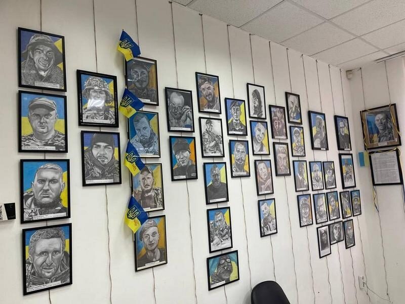 &laquo;У&nbsp;снах приходив друг Артем і&nbsp;говорив, кого треба малювати&raquo;: як&nbsp;викладачка з&nbsp;Донеччини створює портрети воїнів