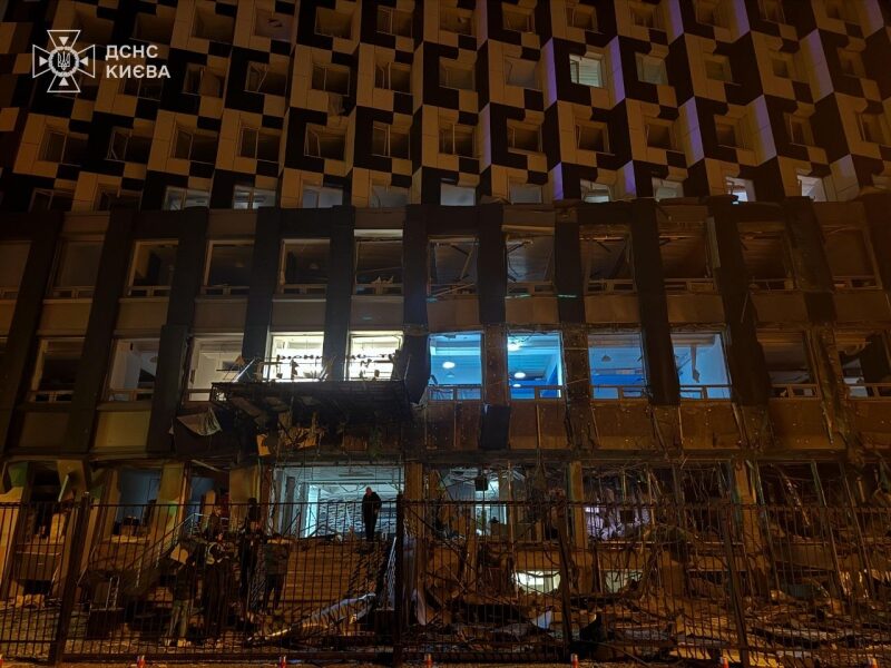 &laquo;Шахеди&raquo; другу ніч поспіль атакували Київ: росіяни &laquo;денацифікували&raquo; дитячий садок та&nbsp;синагогу (фото, відео)