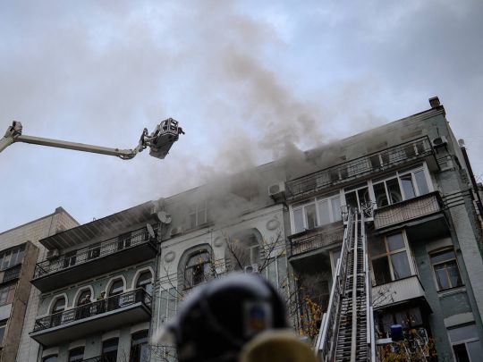 Вогонь охопив житловий будинок у&nbsp;центрі Києва: рух перекрито, як&nbsp;курсує громадський транспорт