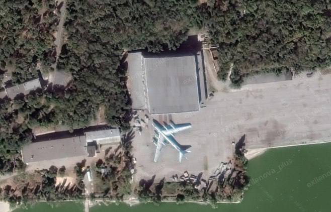 Невідомі дрони атакували російський Таганрог: палає аеродром, знищено унікальний літак (фото, відео)