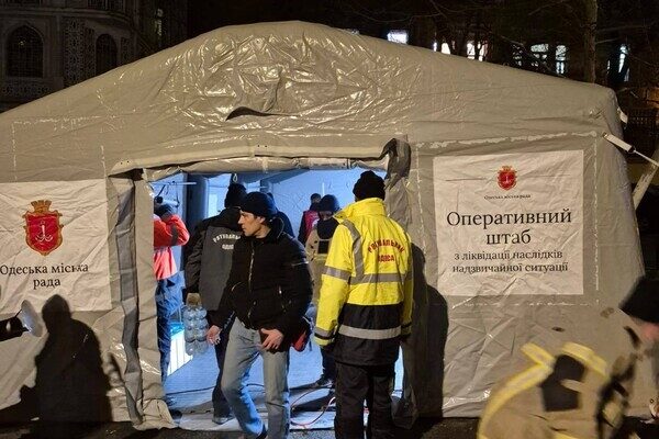В Одессе БпЛА упал на дом: вспыхнул пожар (обновлено)