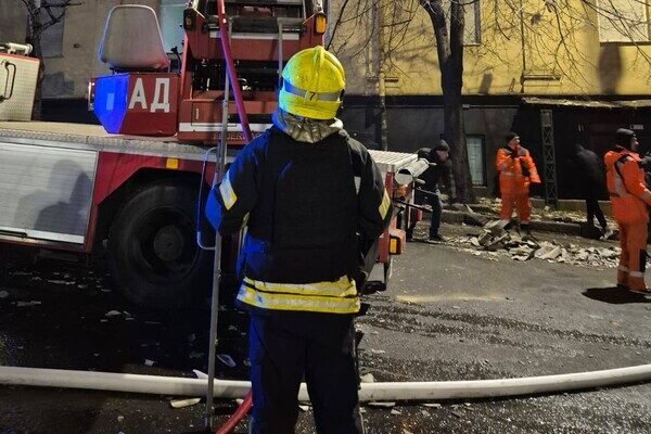 В Одессе БпЛА упал на дом: вспыхнул пожар (обновлено)
