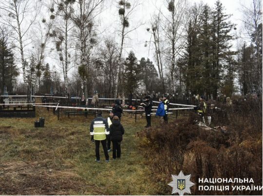 На&nbsp;цвинтарі під Києвом із&nbsp;помсти розстріляли іноземця (фото)