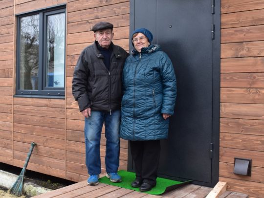 Родина пенсіонерів з&nbsp;Полтавщини, яка після атаки росіян змушена була жити в&nbsp;курнику, отримала від благодійників модульний будинок