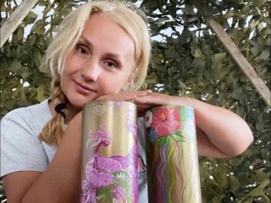 &laquo;Сюжети для робіт беру з&nbsp;життя односельців&raquo;: як&nbsp;завідувачка клубу на&nbsp;Хмельниччині розписує у&nbsp;селі криниці