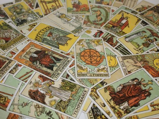 Терезам&nbsp;&mdash; &laquo;Закохані&raquo; та&nbsp;важливий вибір, Дівам&nbsp;&mdash; &laquo;Четвірка мечів&raquo; і&nbsp;перепочинок: Таро-прогноз на&nbsp;25 грудня