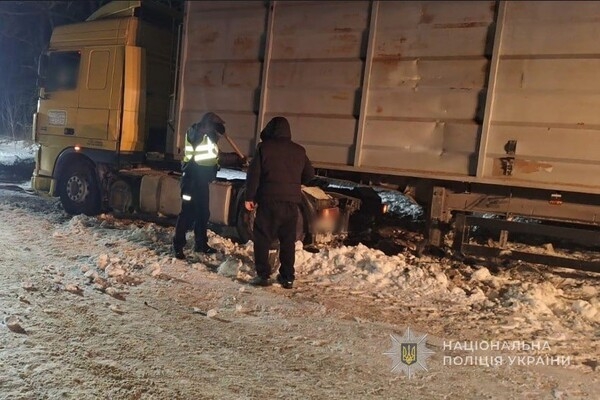 В Одесской области из-за непогоды застряла фура: на помощь пришли полицейские и фермеры В Одесской области из-за непогоды застряла фура: на помощь пришли полицейские и фермеры
