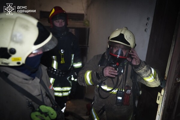 В центре Одессы горела квартира: пострадала женщина, среди спасенных ребенок