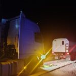 Не смогла преодолеть подъем: в Одесской области фура застряла в сугробах
