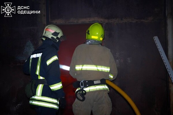 В Одесском районе горел склад: огонь охватил большую площадь