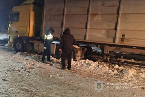 В Одесской области из-за непогоды застряла фура: на помощь пришли полицейские и фермеры В Одесской области из-за непогоды застряла фура: на помощь пришли полицейские и фермеры
