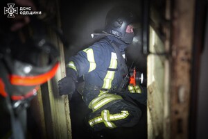 В центре Одессы горела квартира: пострадала женщина, среди спасенных ребенок