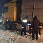В Одесской области из-за непогоды застряла фура: на помощь пришли полицейские и фермеры