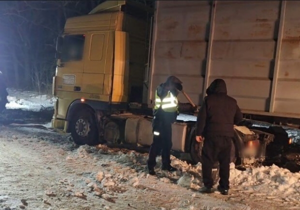 В Одесской области из-за непогоды застряла фура: на помощь пришли полицейские и фермеры В Одесской области из-за непогоды застряла фура: на помощь пришли полицейские и фермеры