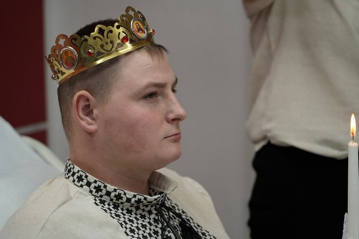 &laquo;Кохана кілька разів ще&nbsp;перепитувала: &bdquo;Ти&nbsp;точно живий? Чесно?&ldquo;&raquo;: важкопоранений боєць одружився у&nbsp;реанімації