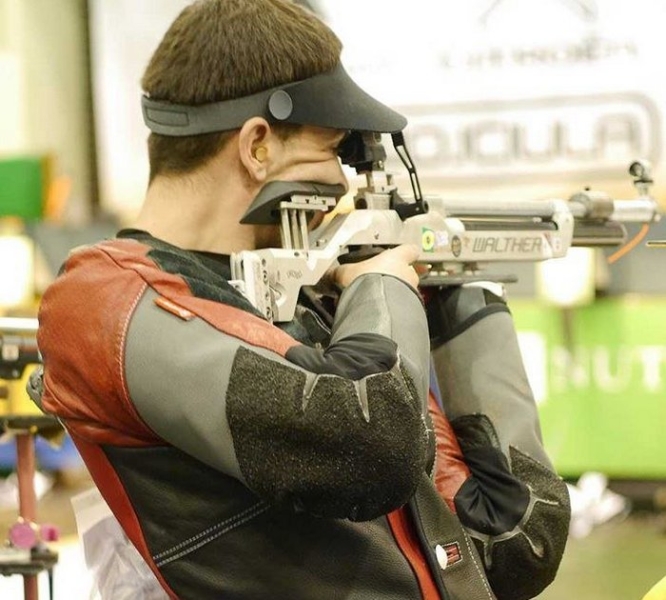 Портрет загиблого воїна на&nbsp;шоломі олімпійця: історія Олексія Хабарова