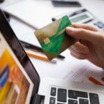 Украинцам могут заблокировать карты: какую сумму теперь контролируют банки
