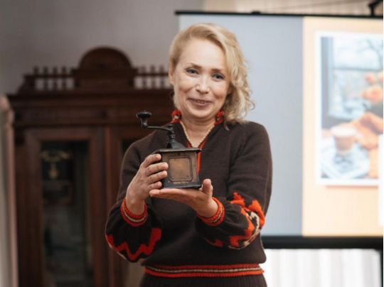 &laquo;Кава&nbsp;&mdash; це&nbsp;не&nbsp;фарба, а&nbsp;жива біоенергетична субстанція&raquo;: у&nbsp;Полтаві науковиця створює неймовірні картини, що&nbsp;оживають у&nbsp;смартфонах