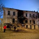 Ворог атакує українські міста: горять будинки, є постраждалі (фото, відео)