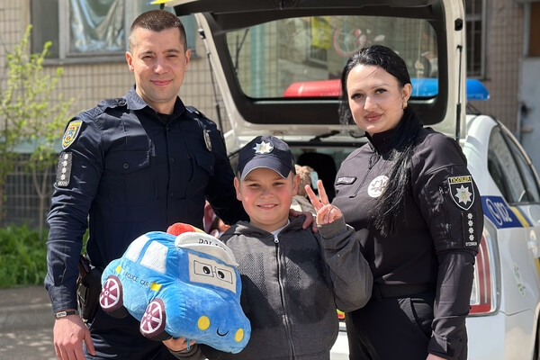 В Одессе мальчик из-за обстрела остался без мамы и потерял дом: ребенку помогает полиция
