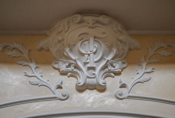 Занедбаний будинок Дмитра Табачника у&nbsp;Козині під Києвом готують до&nbsp;продажу: як&nbsp;він виглядає (фото, відео)
