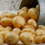 Як за 2 хвилини почистити кілограм молодої картоплі: простий лайфхак
