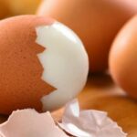 Шкаралупа злітатиме сама: простий трюк, щоб варені яйця чистилися ідеально