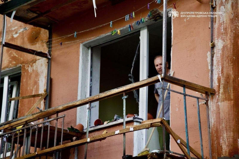 У&nbsp;Дніпрі горіли автомобілі та&nbsp;багатоквартирні будинки після нічного удару росіян (фото відео)